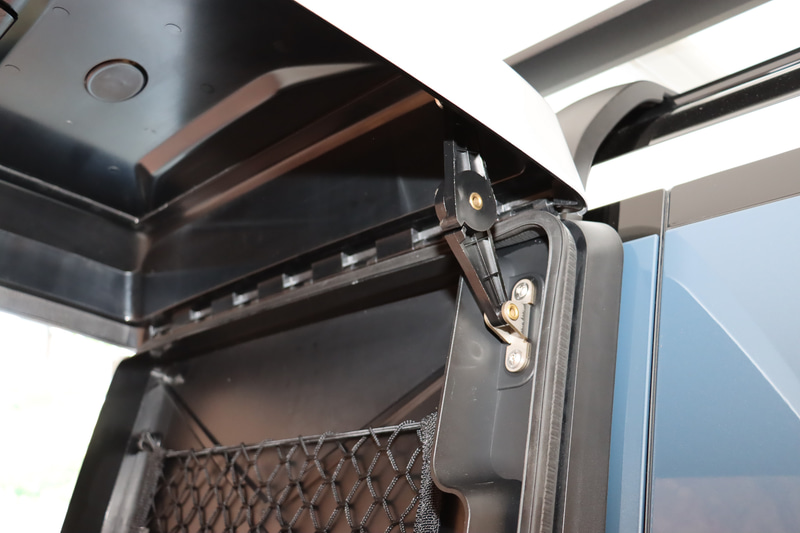 開けた状態でリッドを保持できるステーを装備