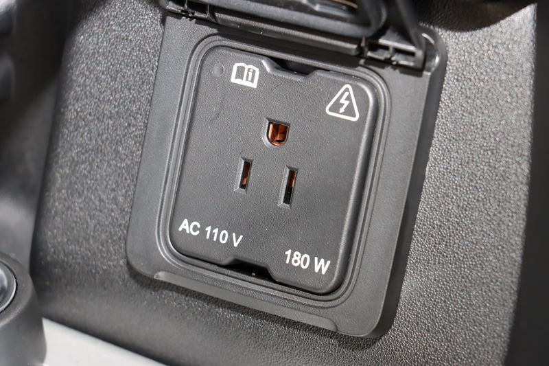 水濡れなどを防止するリッドを備えたAC110V/180Wコンセントを用意