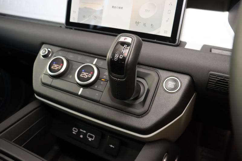 シフトセレクターはセンターコンソールの高い位置にレイアウト