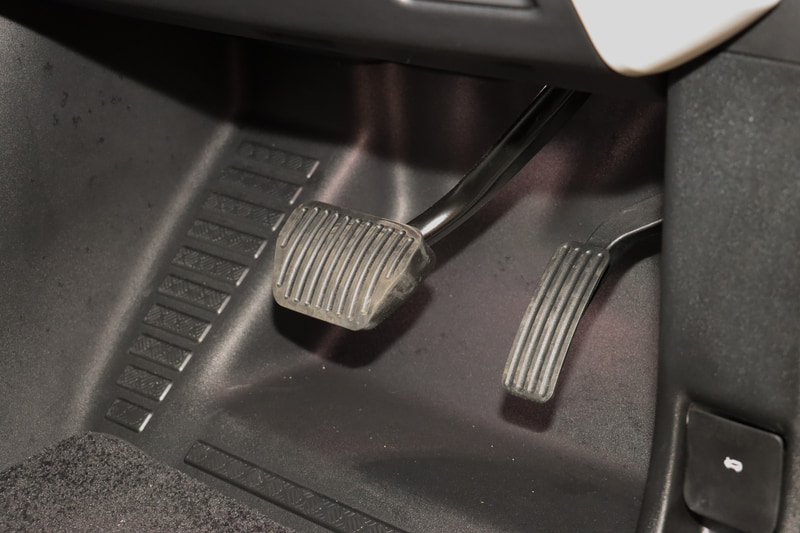 アクセル＆ブレーキペダルは吊り下げ式