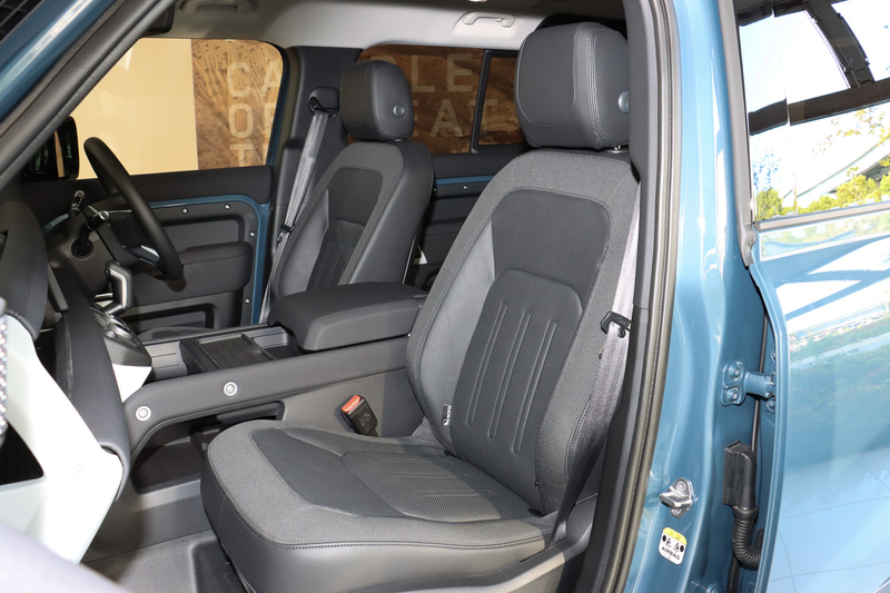 シート表皮は「エボニーグレインレザー」