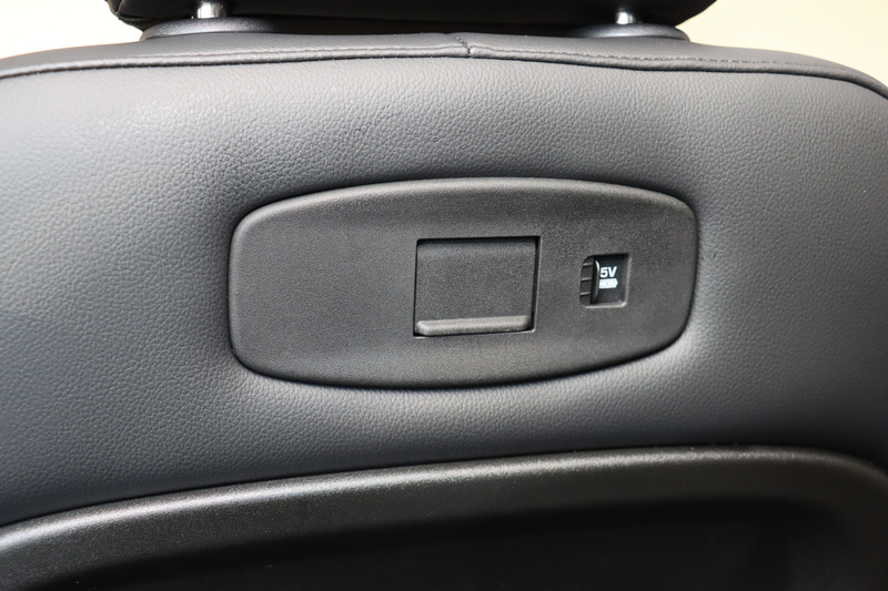 フロントシートの背面に、コートハンガーなどのオプションを追加できるリッド付きの固定エリアや充電用USB端子を備える