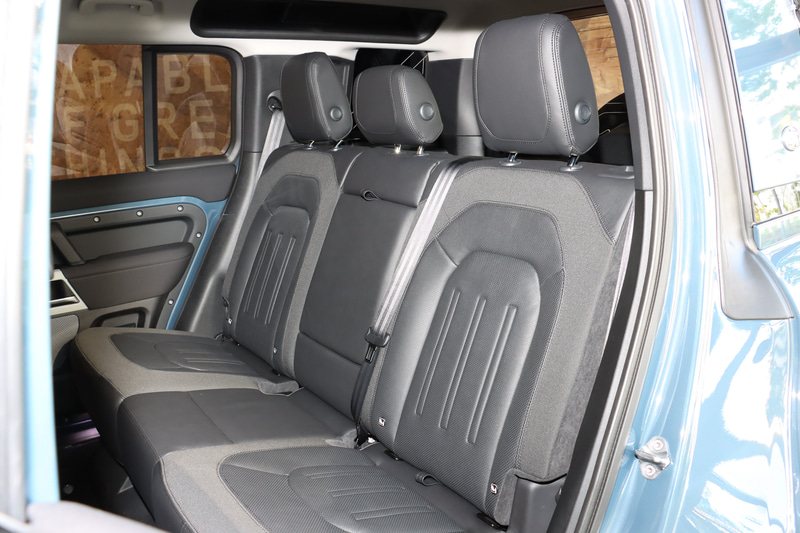 5人乗り仕様のリアシートは40：20：40の分割可倒式でセンターアームレストを標準装備