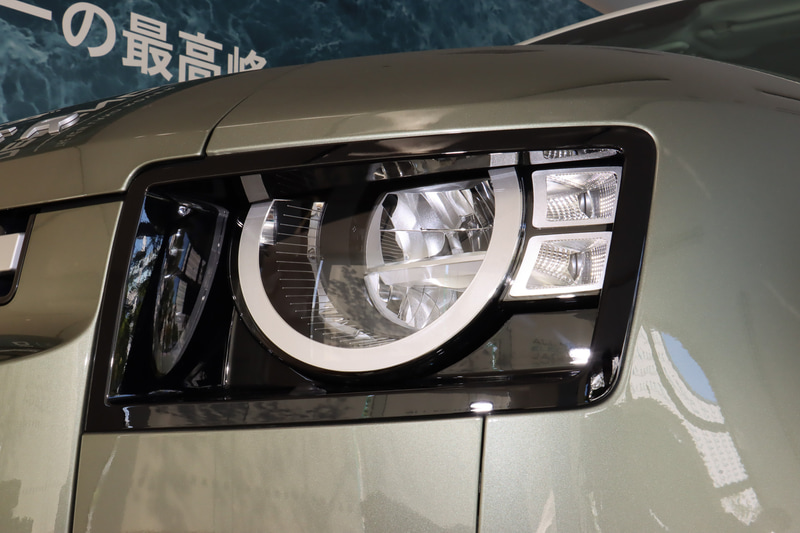 ベースグレードのディフェンダーではヘッドライト外周のDRLは装備しないが、ヘッドライトはLEDとなっている