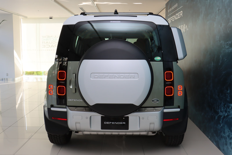 エクステリアデザインとコーディネートしたスクエア形状のLEDテールランプを採用