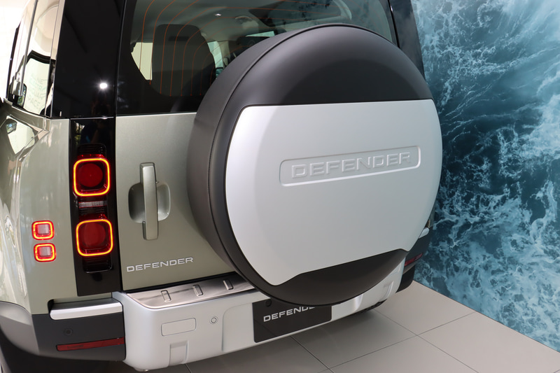 エンボス加工の車名ロゴを備えた「スペアホイールカバー」。単品装着した場合の価格は3万1790円