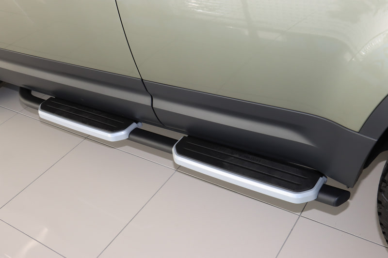 乗降性を高め、ルーフ上の収納ボックスなどにアクセスしやすくする「フィックスドサイドステップ」は19万7560円高