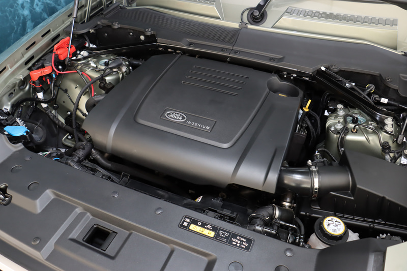 最高出力221kW（300PS）/5500rpm、最大トルク400Nm/1500-4000rpmを発生する直列4気筒2.0リッター“INGENIUM”ガソリンエンジン。0-100km/h加速は8.1秒、最高速は191km/hとなる