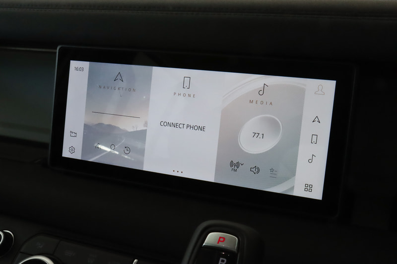 センターコンソールにワイド画面を備える最新インフォテインメント・システム「Pivi Pro」を装着