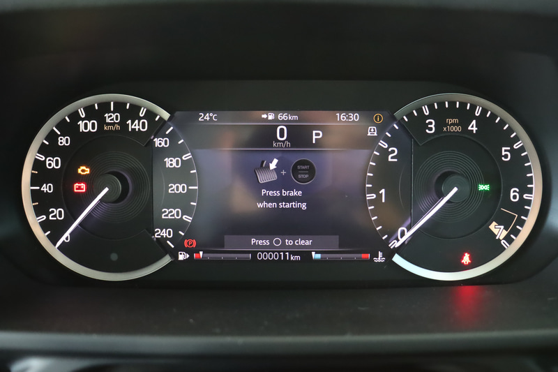 メーターパネルはアナログとデジタルのコンビネーションタイプ