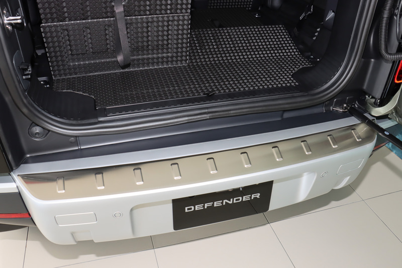 荷物を出し入れする時にリアバンパーを保護する「ブライトリアスカッフプレート」。単品装着した場合の価格は5万1810円