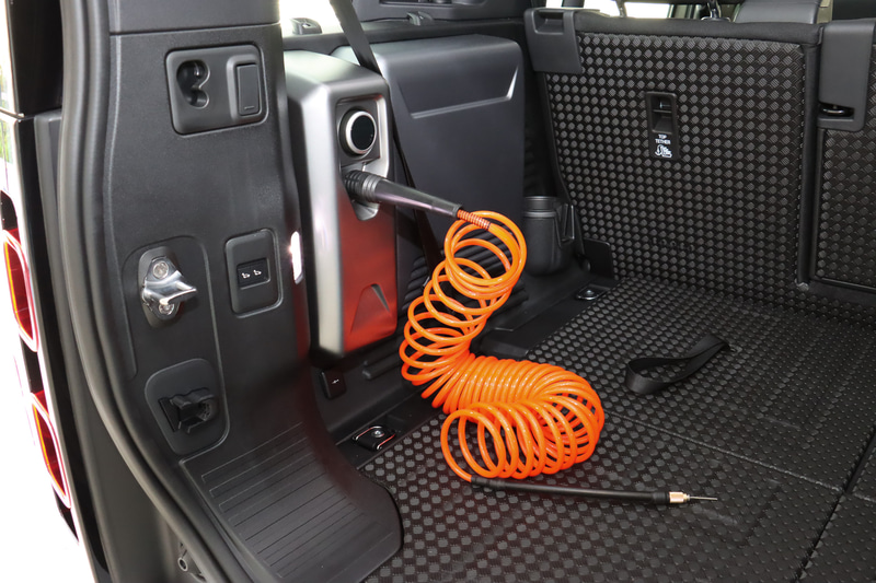 最大圧力60PSI（4.1BAR）以上で、タイヤ4本の空気圧調整を一気に行なえる長時間運転も可能な「インテグレーテッドエアコンプレッサー」