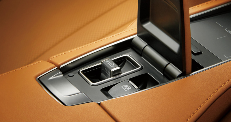 パームレスト内にあるルーフスイッチは、ルーフ開閉とスイッチを傾ける方向を合わせることで直感的に操作が可能。開閉作動中は、マルチインフォメーションディスプレイにルーフの動きをグラフィックで表示することにより、作動状況が一目でわかるようにした。ルーフは約50km/h以下の走行時でも開閉することが可能