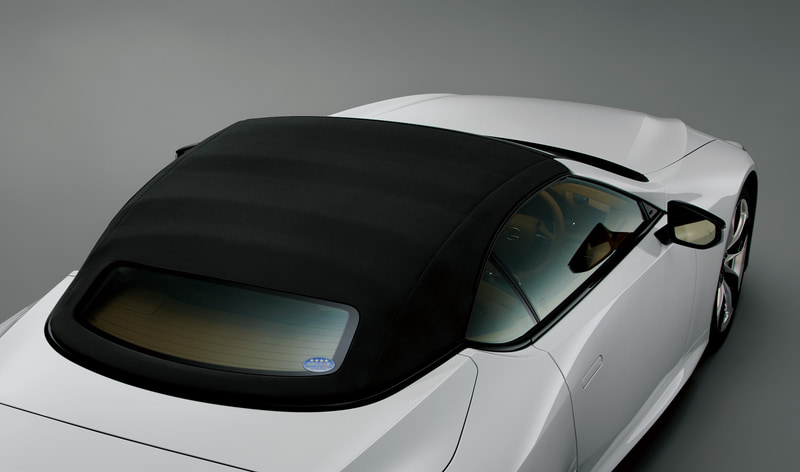 トランク後端を左右方向にも広げることでラグジュアリースポーツらしい存在感を際立たせたリアデザインとした。またソフトトップの材質や質感を吟味し、骨格と素材の張り具合を徹底的に検証することで、ルーフクローズ時にクーペのような美しいルーフラインとなるようこだわった