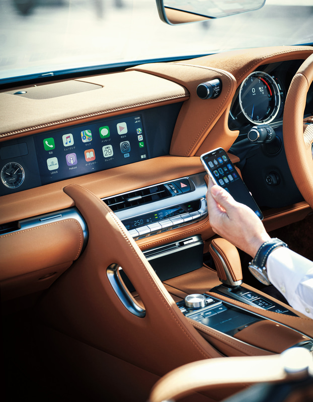 マルチメディアシステムは、SmartDeviceLink、Apple CarPlayやAndroid Autoに対応。iPhoneやAndroidスマートフォンを10.3インチワイドディスプレイに連携することで、画面操作や音声操作が可能になるなど利便性を向上させた