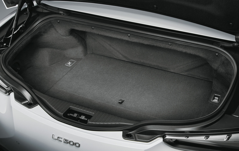 トランク後端を左右方向にも広げることでラグジュアリースポーツらしい存在感を際立たせたリアデザインとした。またソフトトップの材質や質感を吟味し、骨格と素材の張り具合を徹底的に検証することで、ルーフクローズ時にクーペのような美しいルーフラインとなるようこだわった