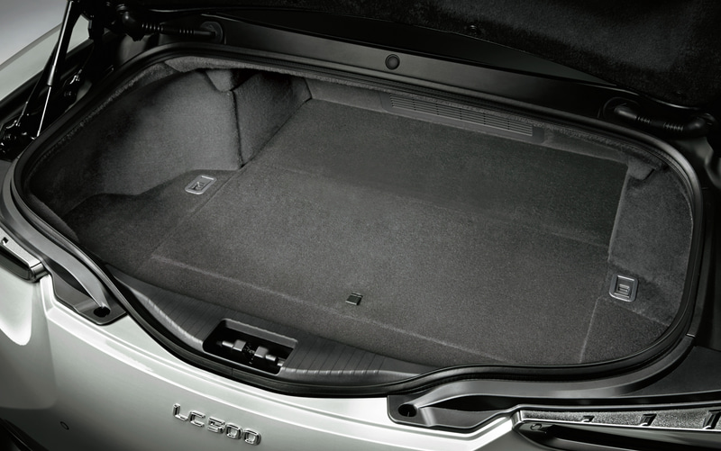 トランク後端を左右方向にも広げることでラグジュアリースポーツらしい存在感を際立たせたリアデザインとした。またソフトトップの材質や質感を吟味し、骨格と素材の張り具合を徹底的に検証することで、ルーフクローズ時にクーペのような美しいルーフラインとなるようこだわった