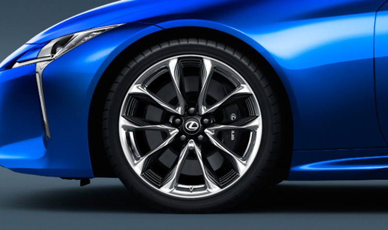 特別装備のフロント245/40RF21＋リア275/35RF21ランフラットタイヤ＆鍛造アルミホイール（ポリッシュ仕上げ＋ブラック塗装）