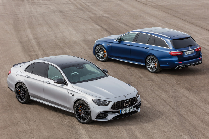 E 63 S 4MATIC+セダン（左）、E 63 S 4MATIC+エステート（右）