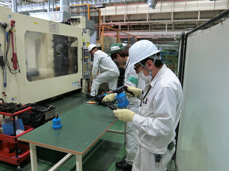 安心して使えるように、成形されたバイザーを1つひとつ丁寧に面取り作業