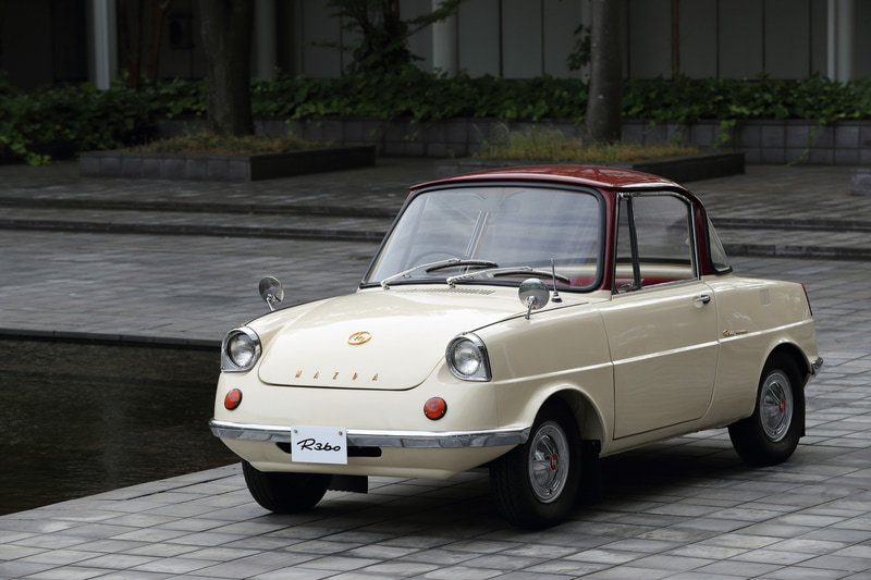 マツダが初めて製造した乗用車「R360クーペ」。マツダのクルマづくりの原点として、100周年記念車のモチーフとなった