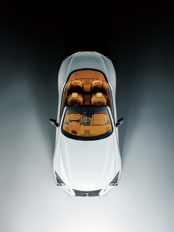 ソフトトップは、ルーフオープン時にソフトトップが完全に格納される自動開閉式のトノカバー付きフォールディング機構を採用して、ルーフを開いても閉じていても美しいシルエットのコンバーチブルを目指した