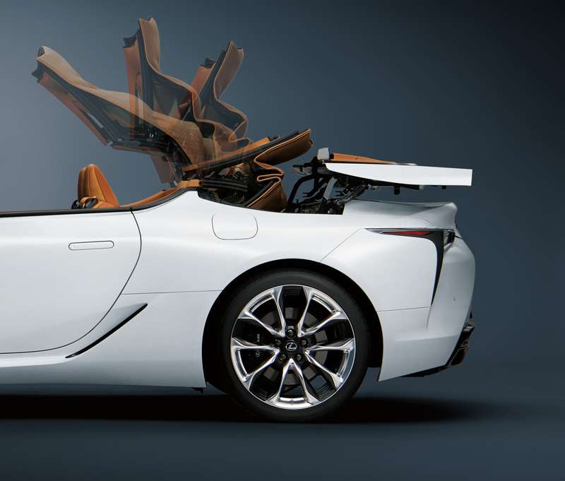 ルーフの開閉時間は約15秒に設定。さらに速さだけではなく、その動き方にもこだわった