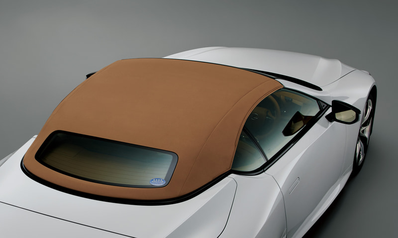 ソフトトップを採用することで車両重量の軽量化に貢献するといい、さらにルーフの収納スペースを最小化できルーフオープン時の美しいスタイリングを実現。また、吸音材を組み合わせた4層構造とすることで優れた静粛性も実現させたという