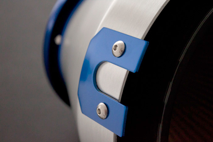 可変式クーリングシールドを採用し、空気室の容量が増えることでチャンバー効果を発揮。最小時（左）/最大時（右）。なお、車種によってはスペースの都合上、最大まで可変させることができない場合もある