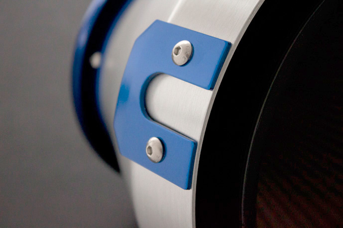 可変式クーリングシールドを採用し、空気室の容量が増えることでチャンバー効果を発揮。最小時（左）/最大時（右）。なお、車種によってはスペースの都合上、最大まで可変させることができない場合もある