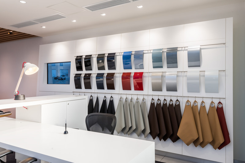 内外装色やシート生地など、説明用マテリアルを活用して説明可能