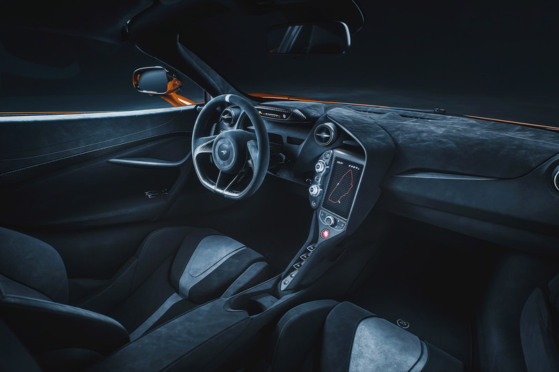 レーシングシートはカーボンファイバー製で「McLaren 25 Anniversary Le Mans」ロゴが刺繍されたヘッドレストとなる。またステアリングホイールの12時の位置に、インテリアのアクセントカラーと同色のマーキングが施される