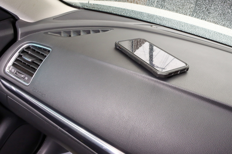 ダッシュボード上に置いたスマートフォンが凶器に!?