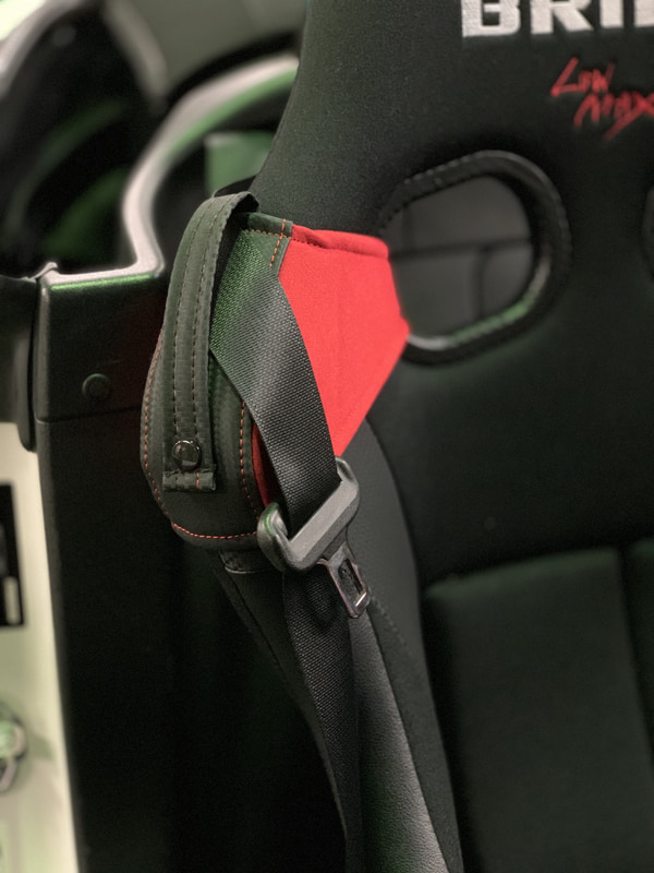 シートベルトとの摩擦からシートを守るだけでなくワンポイントにもなる