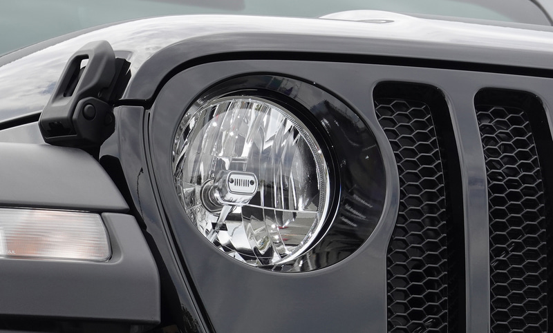 ヘッドライト（左）、フロントフォグランプ（中）、テールランプ（右）はハロゲンタイプ