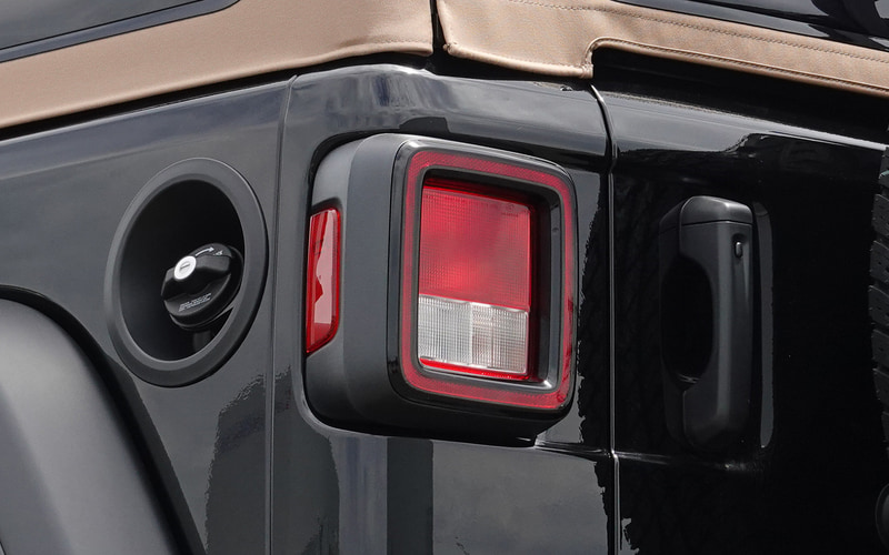 ヘッドライト（左）、フロントフォグランプ（中）、テールランプ（右）はハロゲンタイプ