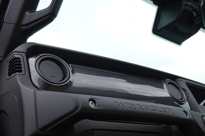 グロスブラックインストルメントパネル