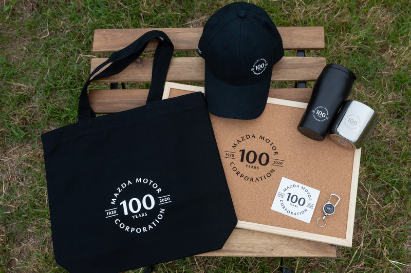 100周年ロゴを配したオリジナルグッズ