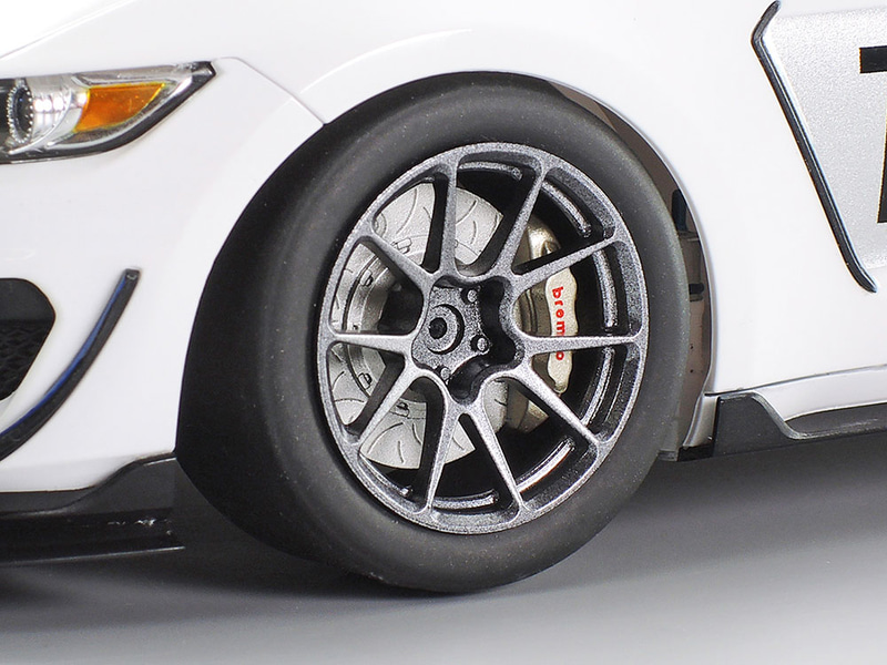 大型ブレーキキャリパーやスリット入りブレーキディスクも再現