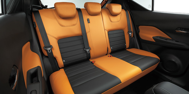 ニールームで600mm、ヘッドルームで85mmを確保した後席