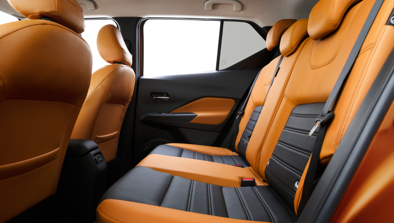 ニールームで600mm、ヘッドルームで85mmを確保した後席