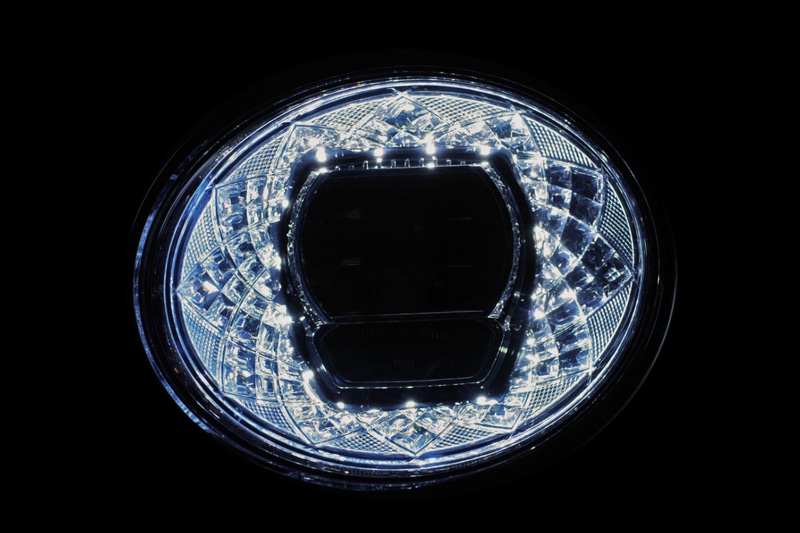 新型ベンテイガのティザー写真