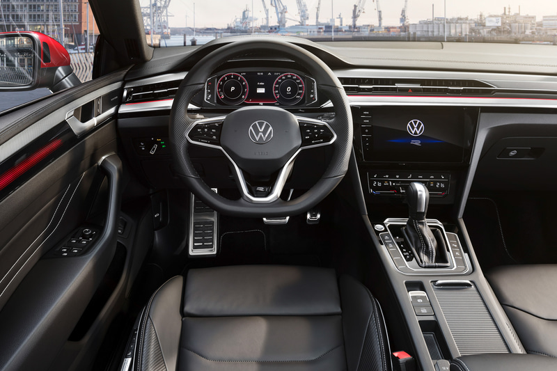 アルテオン R-Lineの内装とシート