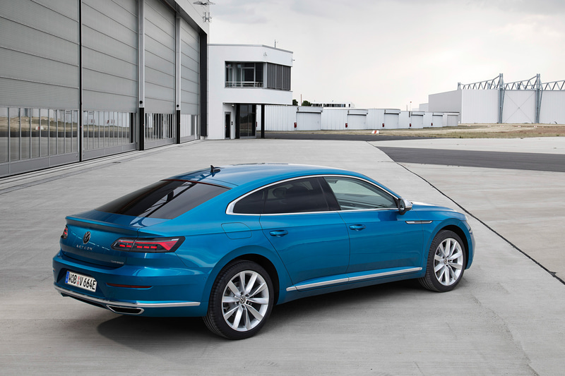 「アルテオン eHybrid エレガンス」。アルテオンとして初めてプラグインハイブリッドを設定