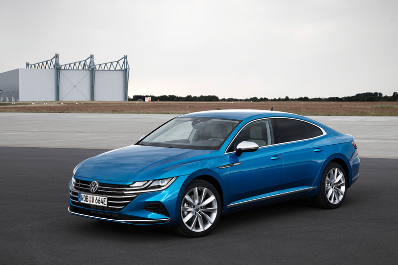 「アルテオン eHybrid エレガンス」。アルテオンとして初めてプラグインハイブリッドを設定