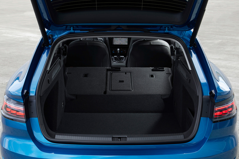 アルテオン シューティングブレークのラゲッジ。容量は565L～1632L