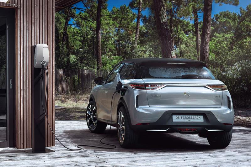2019年10月にワールドプレミアされたDS 3 CROSSBACK E-TENSE。50kWhのバッテリーと100kWの電気モーターを搭載しつつ、トランクスペースは約350Lを確保。3つのドライブモード、2つのエネルギー回生システムを採用し、欧州仕様車のWLTP航続距離は320kmを誇る