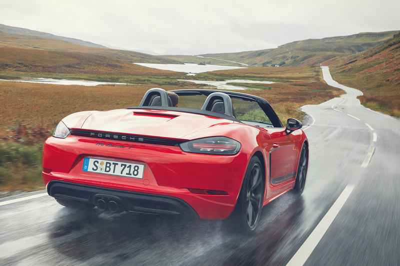 最高出力220kW（300PS）/6500rpm、最大トルク380Nm/2150rpmを発生する水平対向4気筒 2.0リッターターボエンジンに、7速PDKを組み合わせる。パワーウェイトレシオは4.6kg/PS、0-100km/h加速は4.7秒、最高速は275km/h