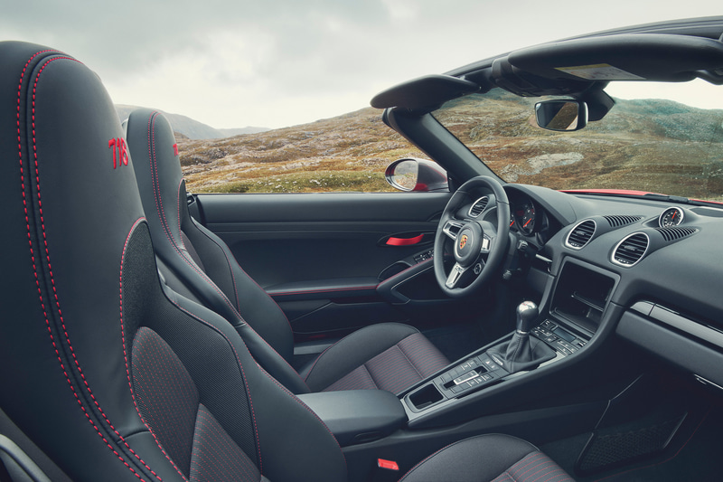 718 Tモデルの内装