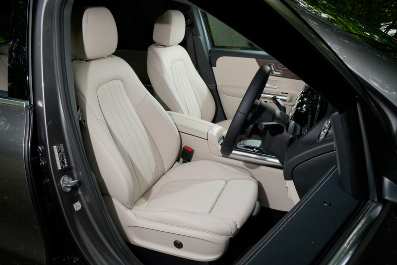 サイドシルまでを覆うドアにより乗り降りがしやすいだけでなく、ドア開口部や乗員の衣服が汚れるのを防ぐとともに、側面衝突時の保護性能を高めた